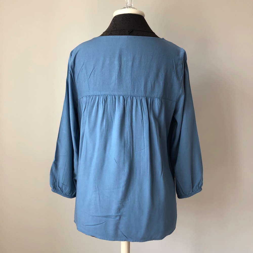 Beautiful blouse! - Picture 3 of 4